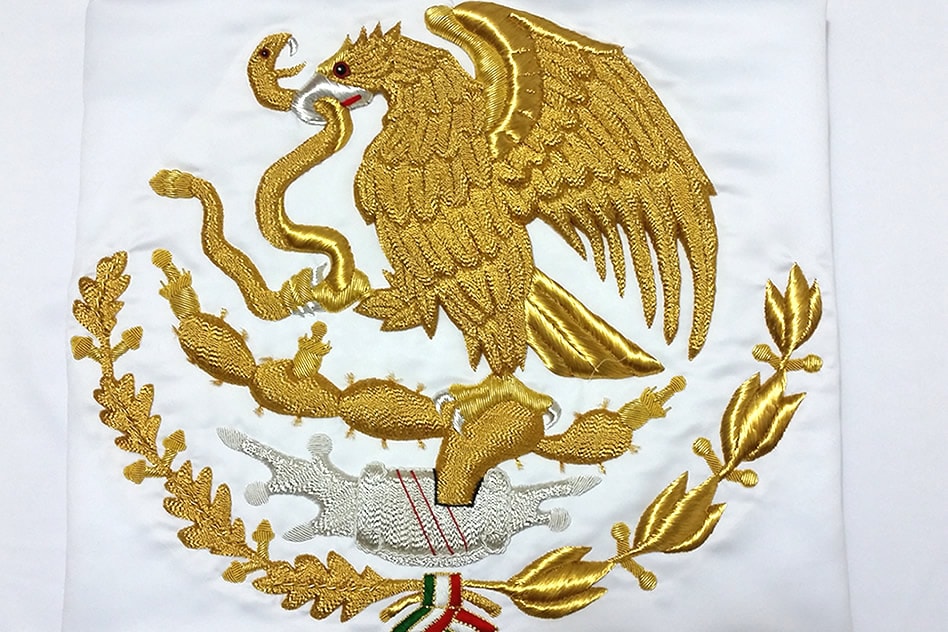 Bandera de México bordada hilo dorado Bandera de México bordada hilo dorado